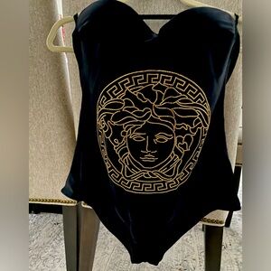 Gianni Versace; Size 5 (large);Black and Gold